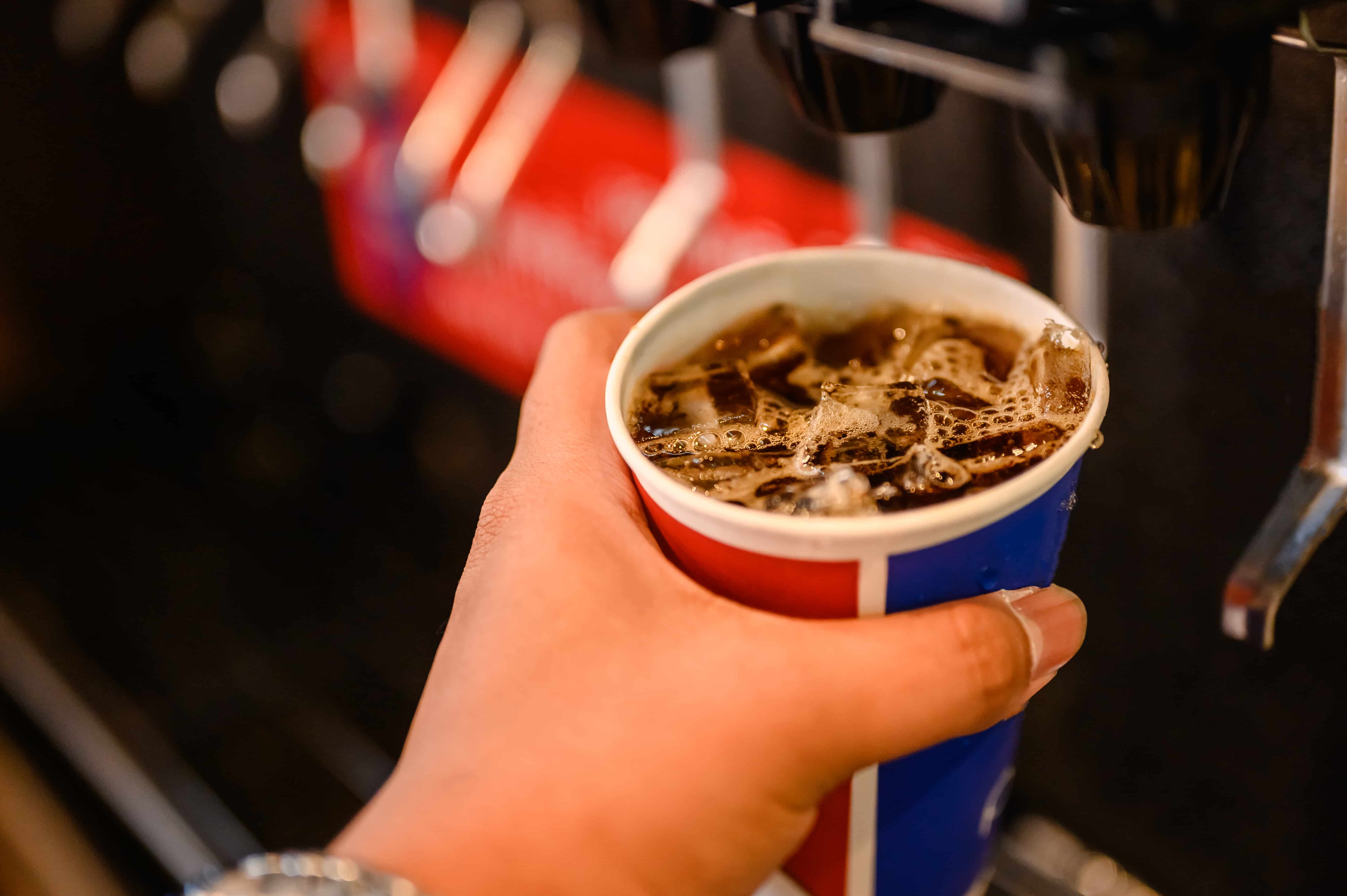 bicchiere di pepsi con ghiaccio