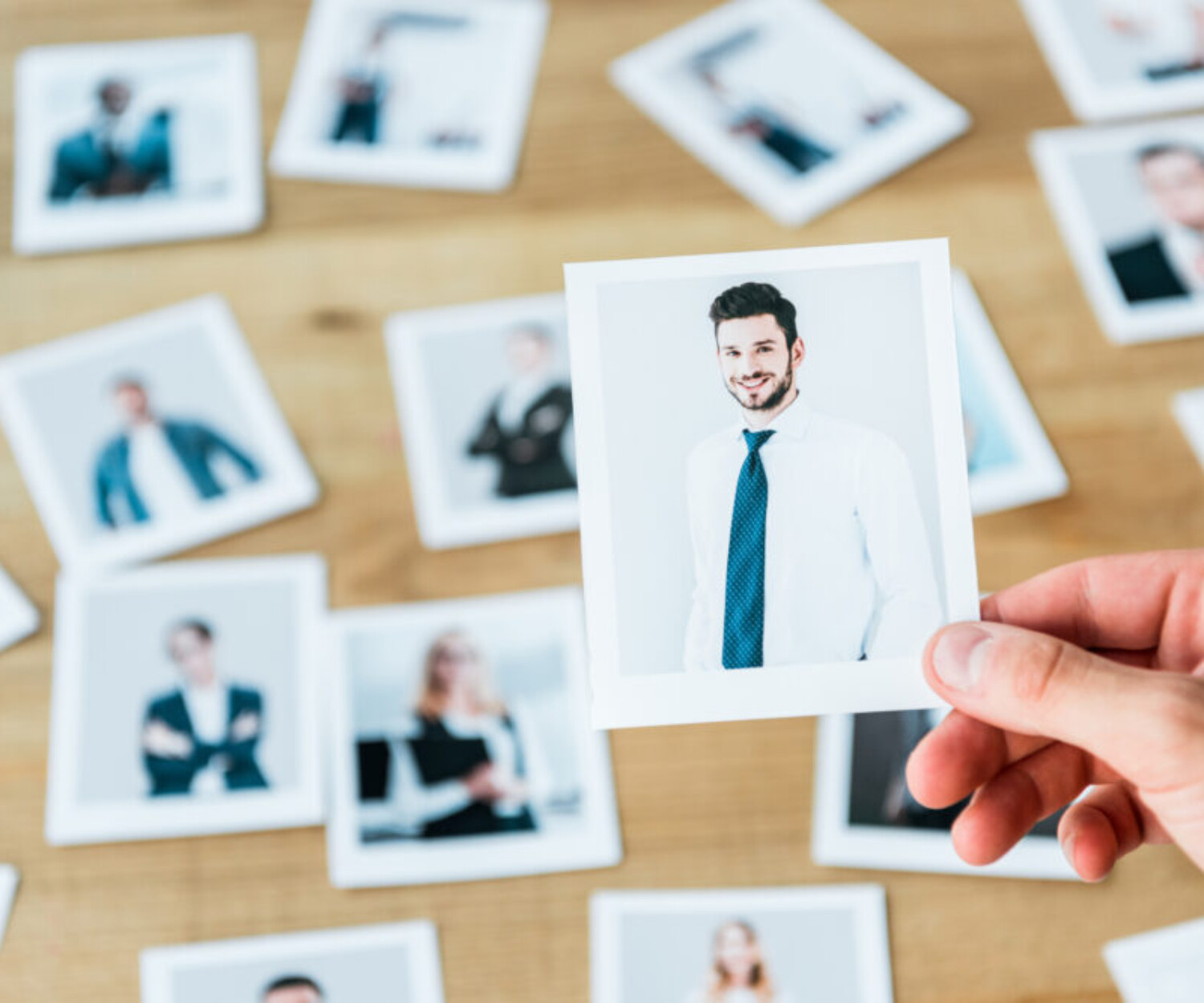 fotografia di uomo tenuta da un recruiter